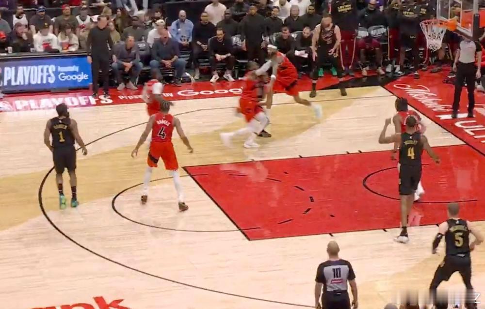 离谱到家！骑龙G4最后2分钟7次漏判，裁判集体“失明”了？NBA季后赛首轮骑士v