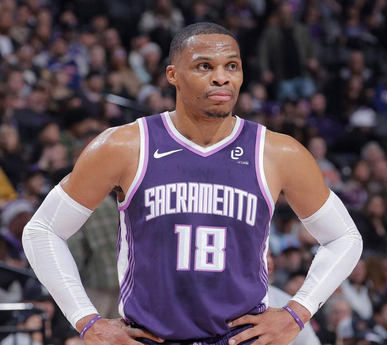 威少连续三场比赛得分20+，他成为唯一一位在职业生涯第18个赛季或之后连续三场得