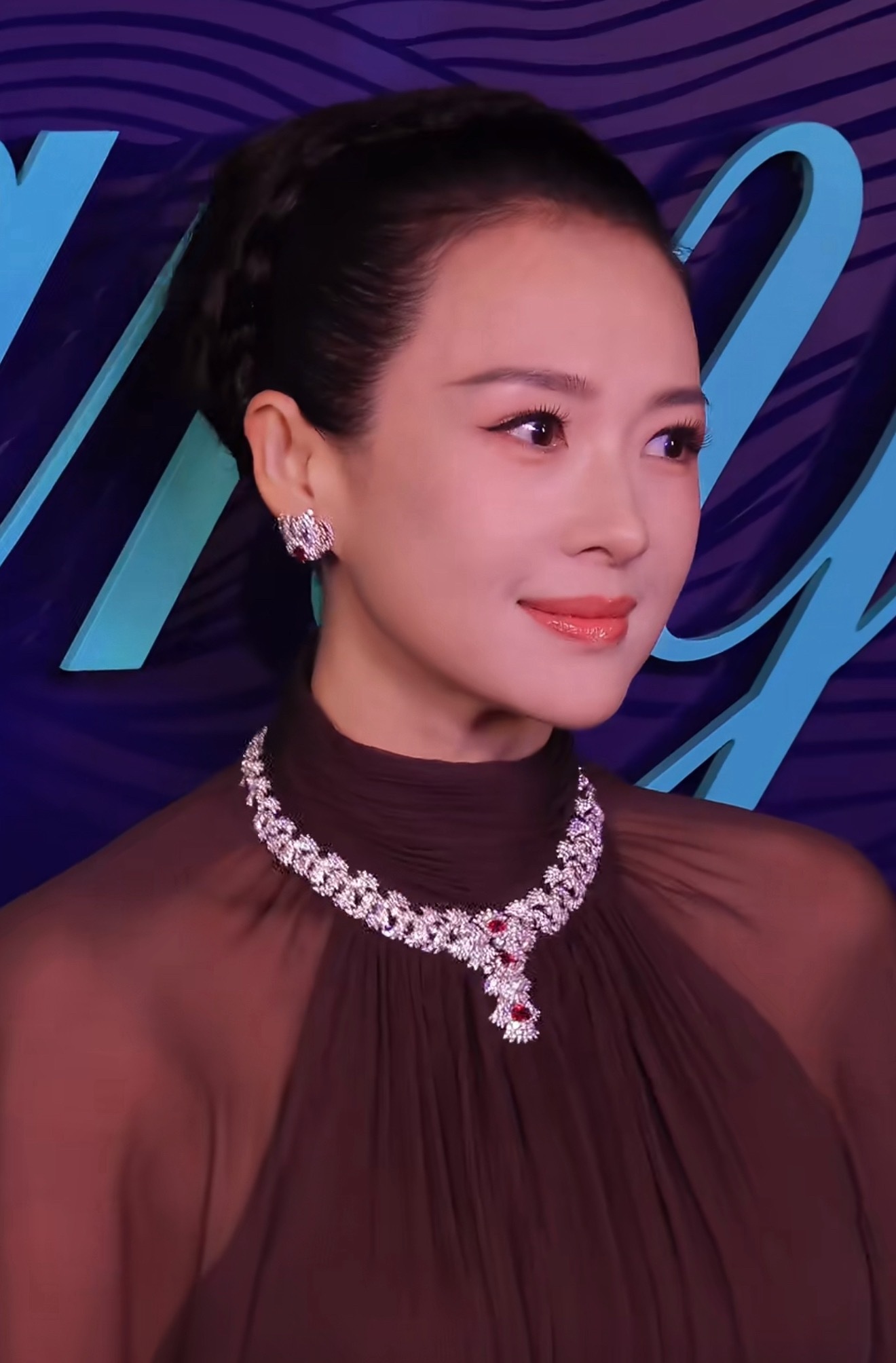 我姨前几天采访脸还好好的，怎么昨天突然肿成这样了，不过47岁了这样也挺牛了…章子