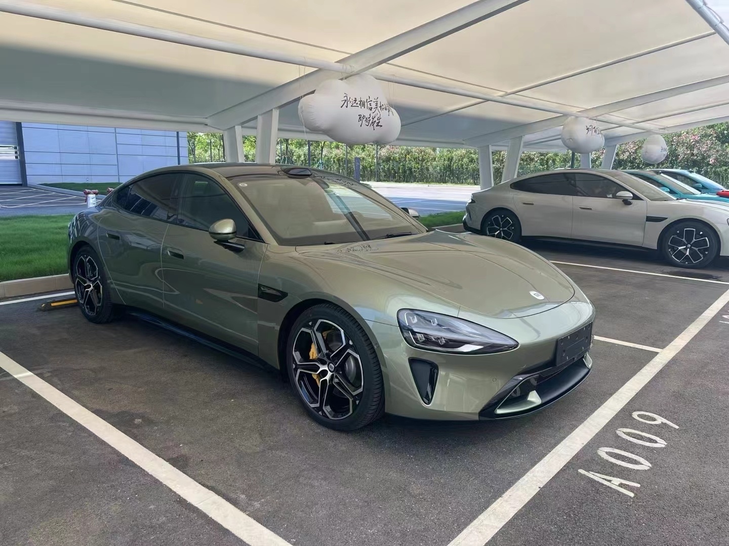 预售一台小米su7顶配四驱，今天下午才上牌，订单已排到明年你们说多少钱呢#私人定