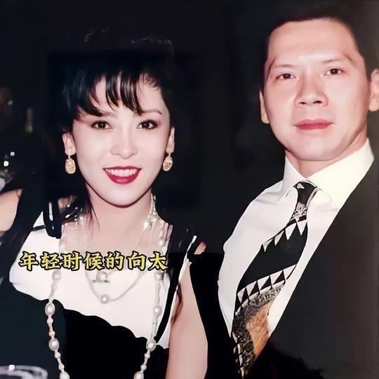 向太透露为何结婚45年未举行过婚礼 向太年轻的时候真的好美，幸福就好啊 [哇][