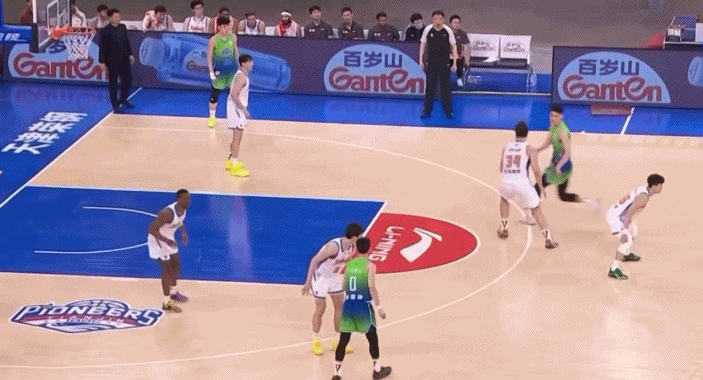 要不查查手机？新疆打平最后一防送无脑罚球 齐麟疑似喊队友犯规