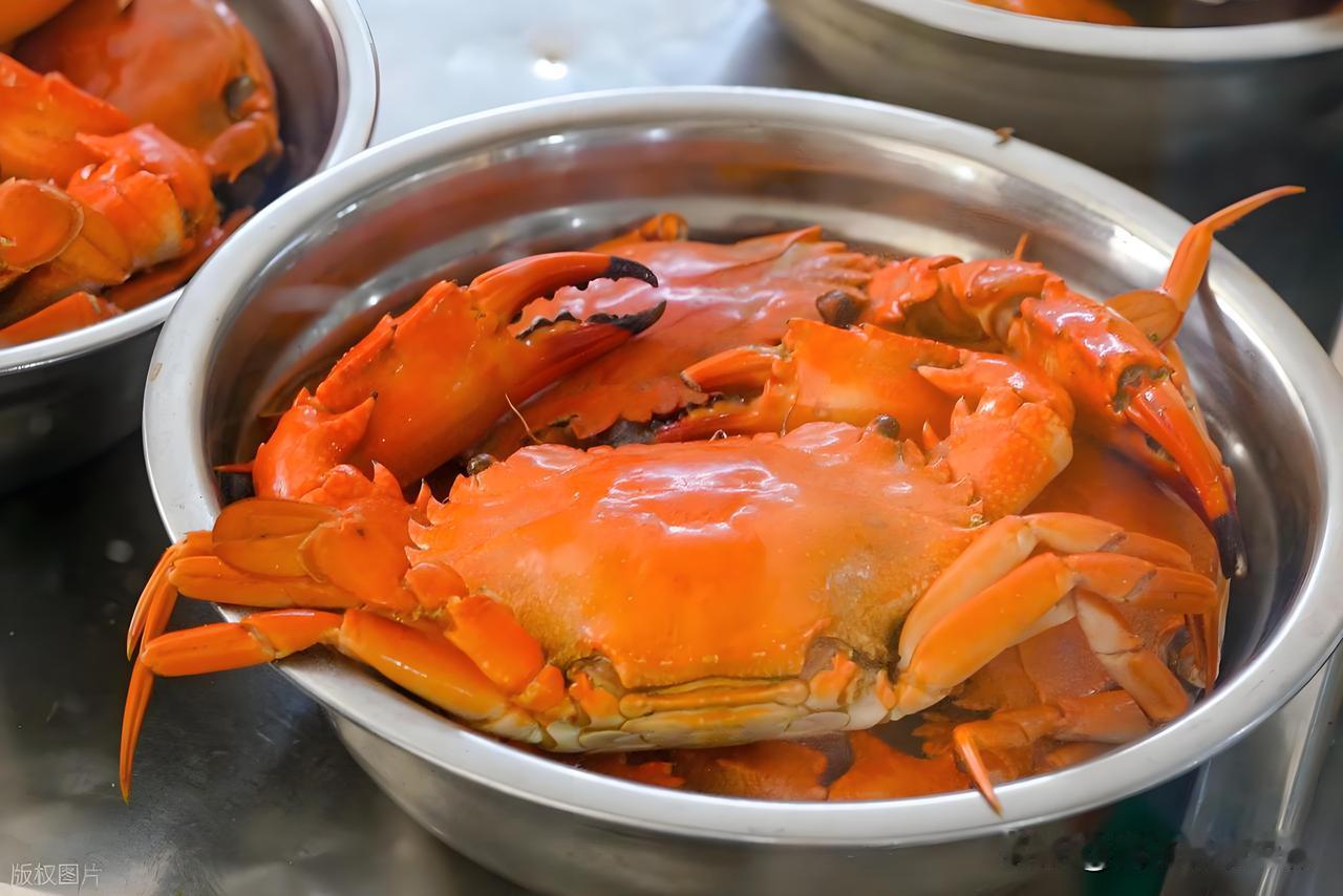 游客在海鲜市场拎回两斤活螃蟹，找遍周边餐馆都嫌麻烦不肯代加工，站在路边急得直转圈