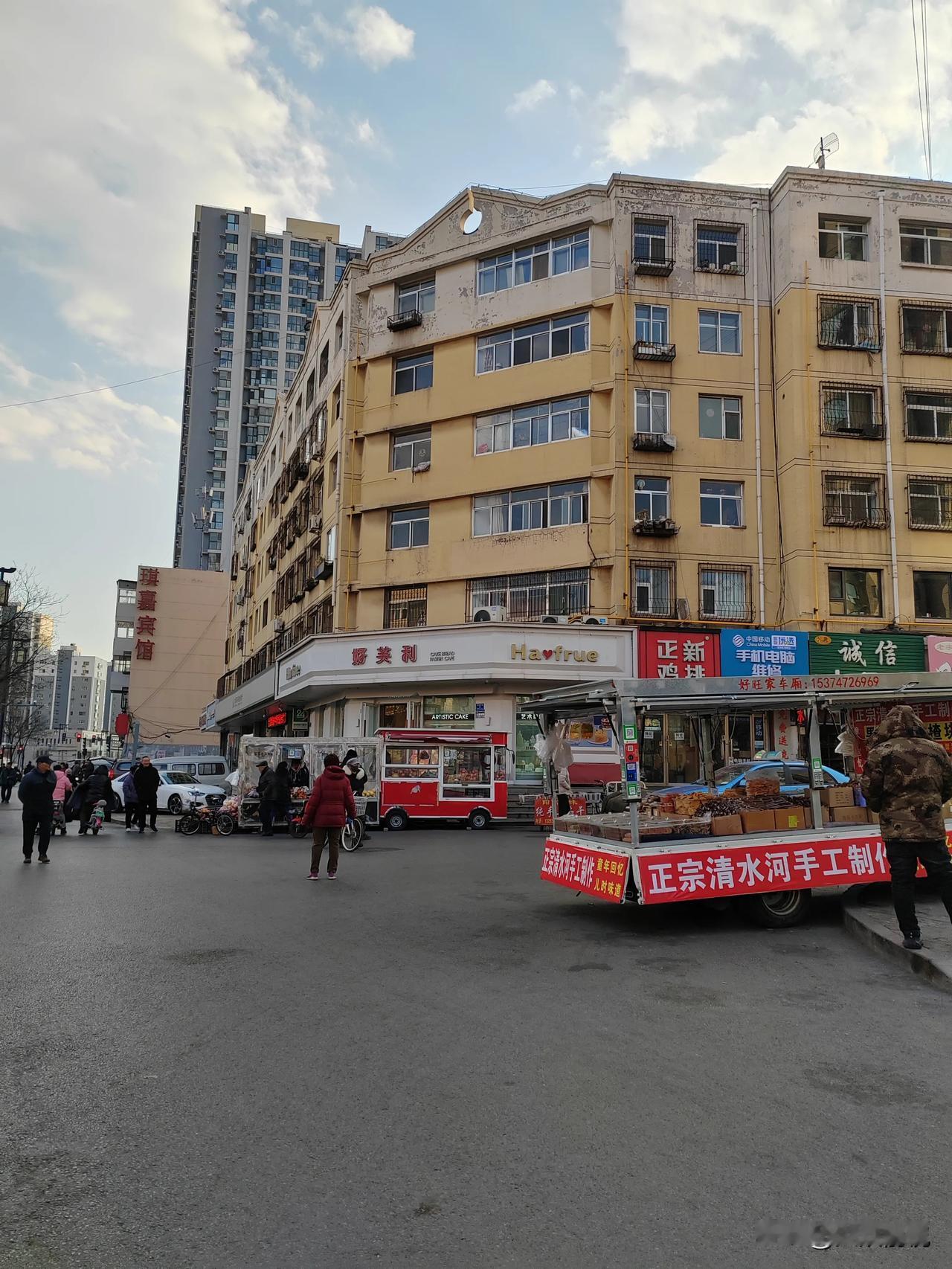 安益街东口部分商户占道经营
      日前，有市民反映，大同市平城区安益街东口