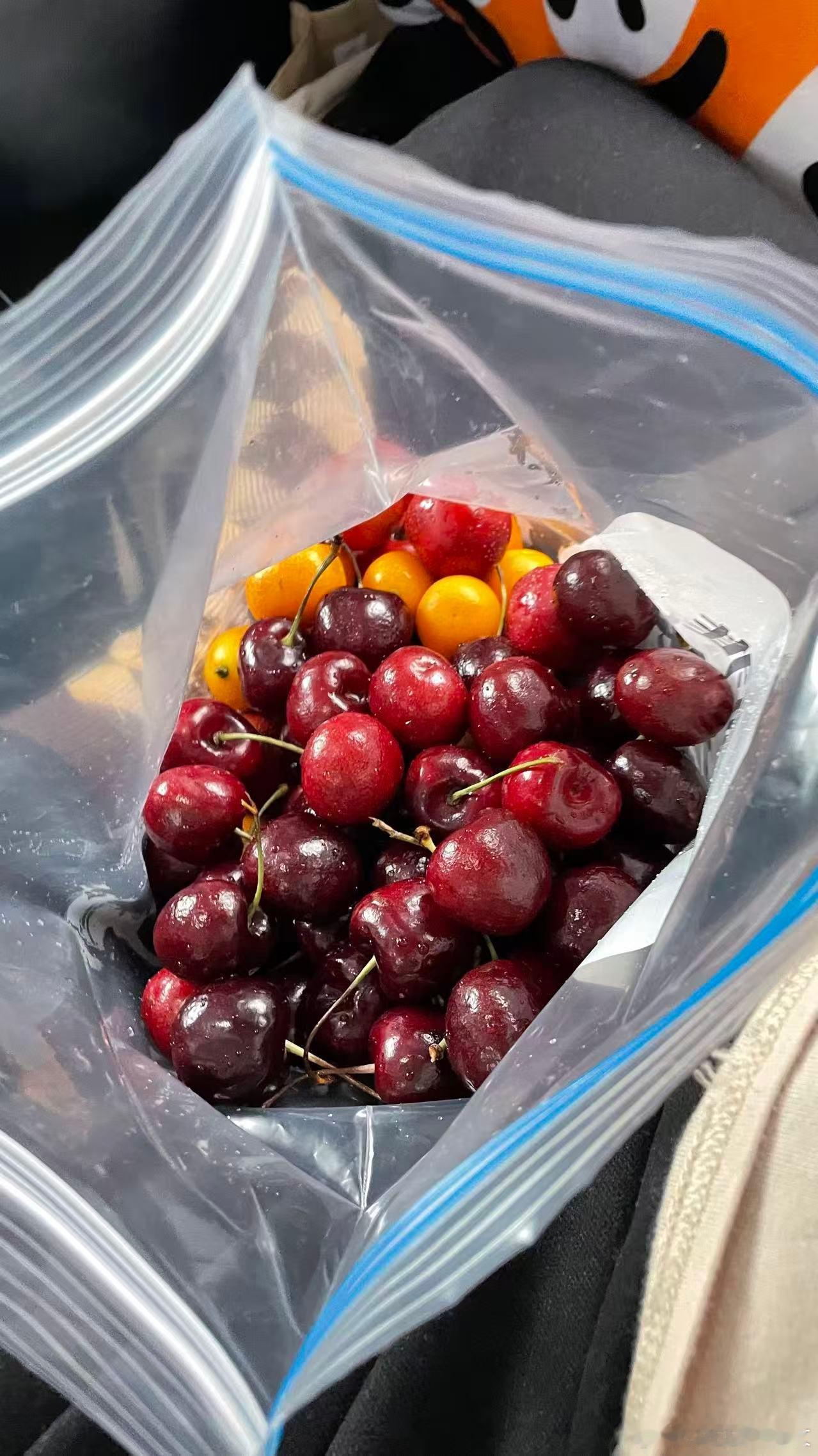 车厘子暴跌第一批受害者出现上上周家人在最贵的时候买了一箱车厘子回来今天下午含泪在