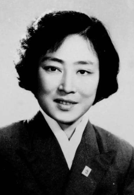 1953年，秦腔女演员孟遏云前往朝鲜参加慰问演出，但她有一个怪癖，从不在公共浴室