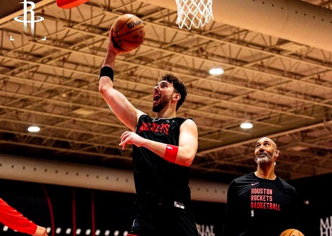 火箭不敌爵士队，但是申京却拿下了漂亮的数据。38分钟里，他20投12中，三分4中