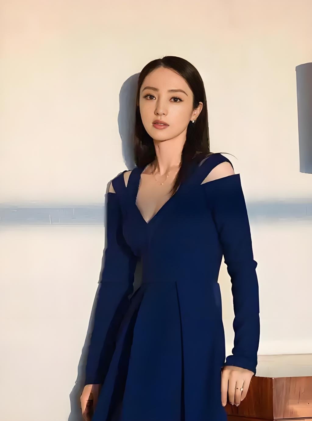 董璇～～董璇母女旅游时主动跟网友打招呼董璇 ​​​