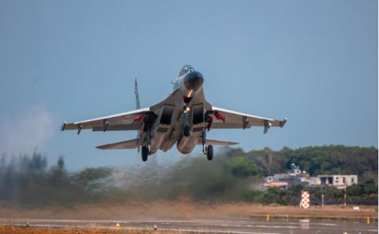 美国飞行员集体懵了！
美军侦察机在南海转悠时，迎面而来的中国战机总不是传说中的隐