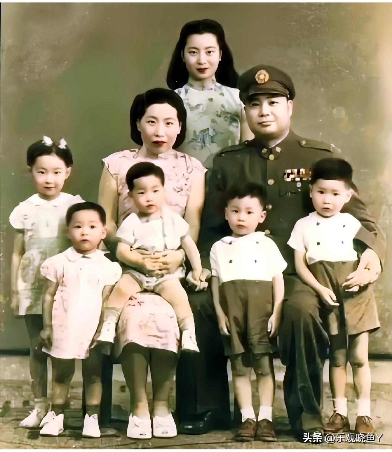 上世纪四十年代末，成都，关麟征与他的夫人及六个子女的珍贵合影。这并非演戏，也不是
