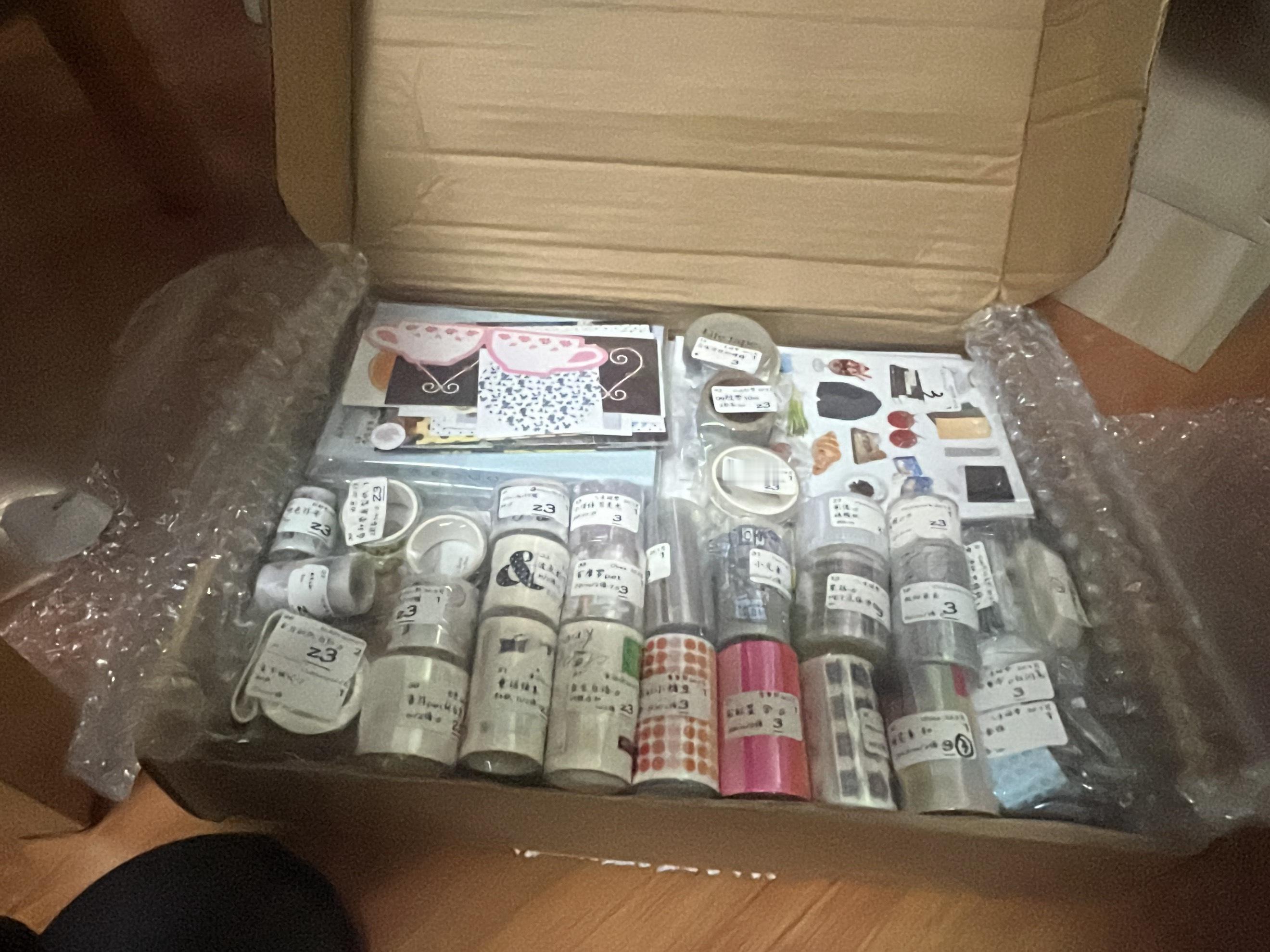 这一堆贴纸书和贴纸卷感觉要整好久[淡淡的]对货就已经累了[淡淡的] ​​​