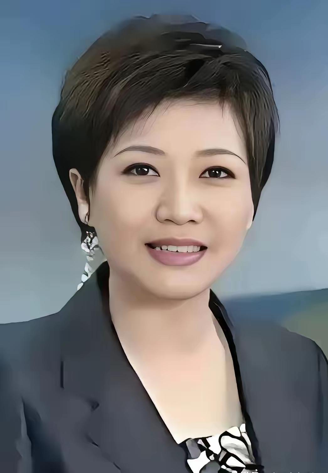 央视主持新美女，利落短发、大眼睛、气质温婉清爽，沉稳大气、自然亲和，被网友称“不