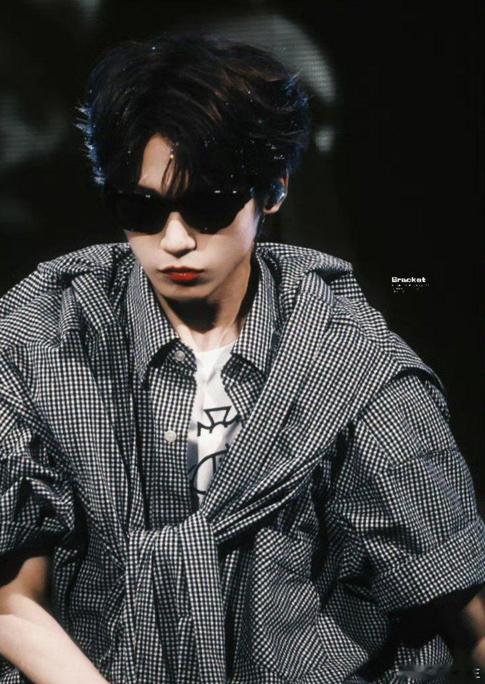 梓渝完全潮男来的梓渝三张照片三种风格，百变小渝，你值得拥有！ 