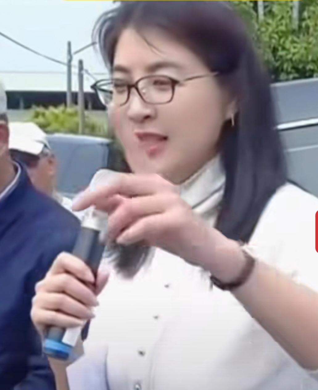 此女被人看好，会否成为郑丽文第二？有人说，当下台湾那么多政客，大都是左顾右盼，投