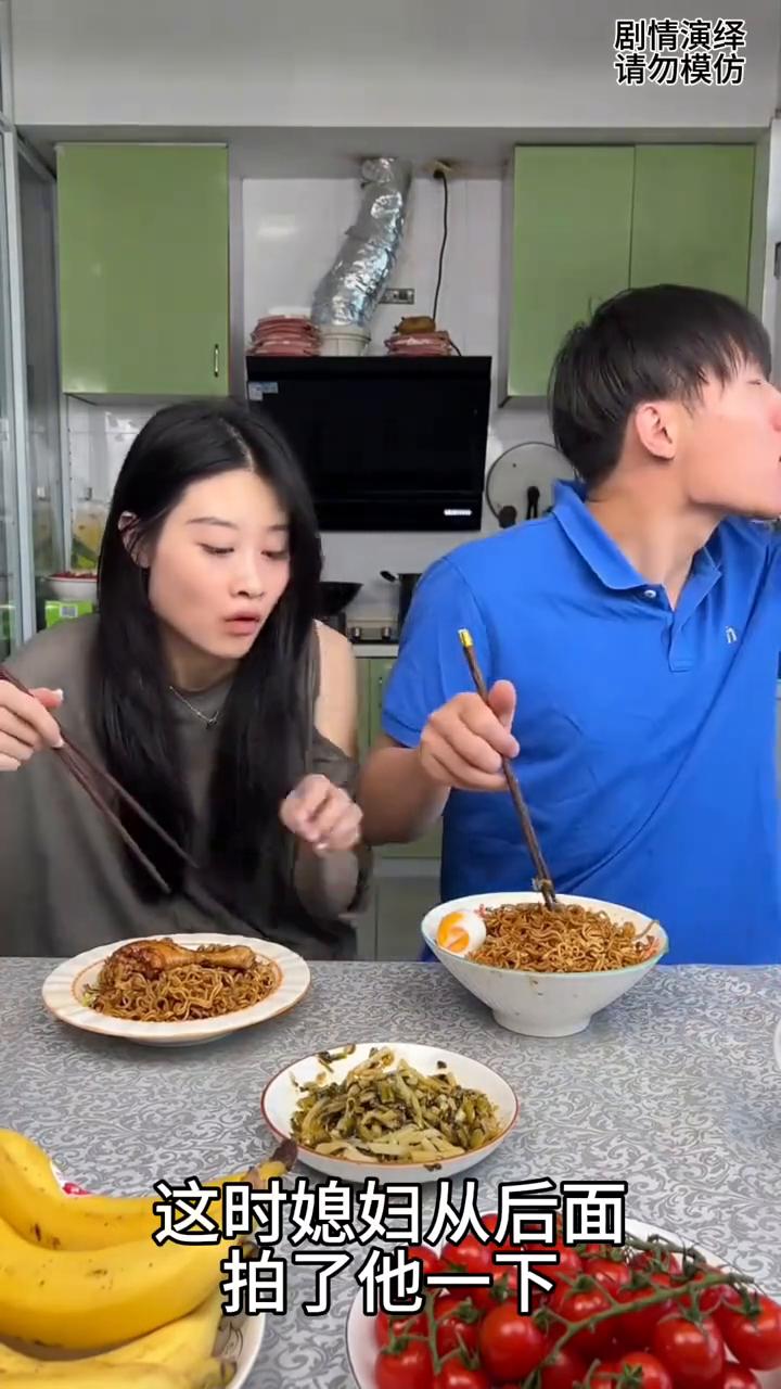 媳妇吃炒面时拿走丈夫碗里的咸鸭蛋，下一秒丈夫的举动太有才了。
夫妻两个正在吃炒面
