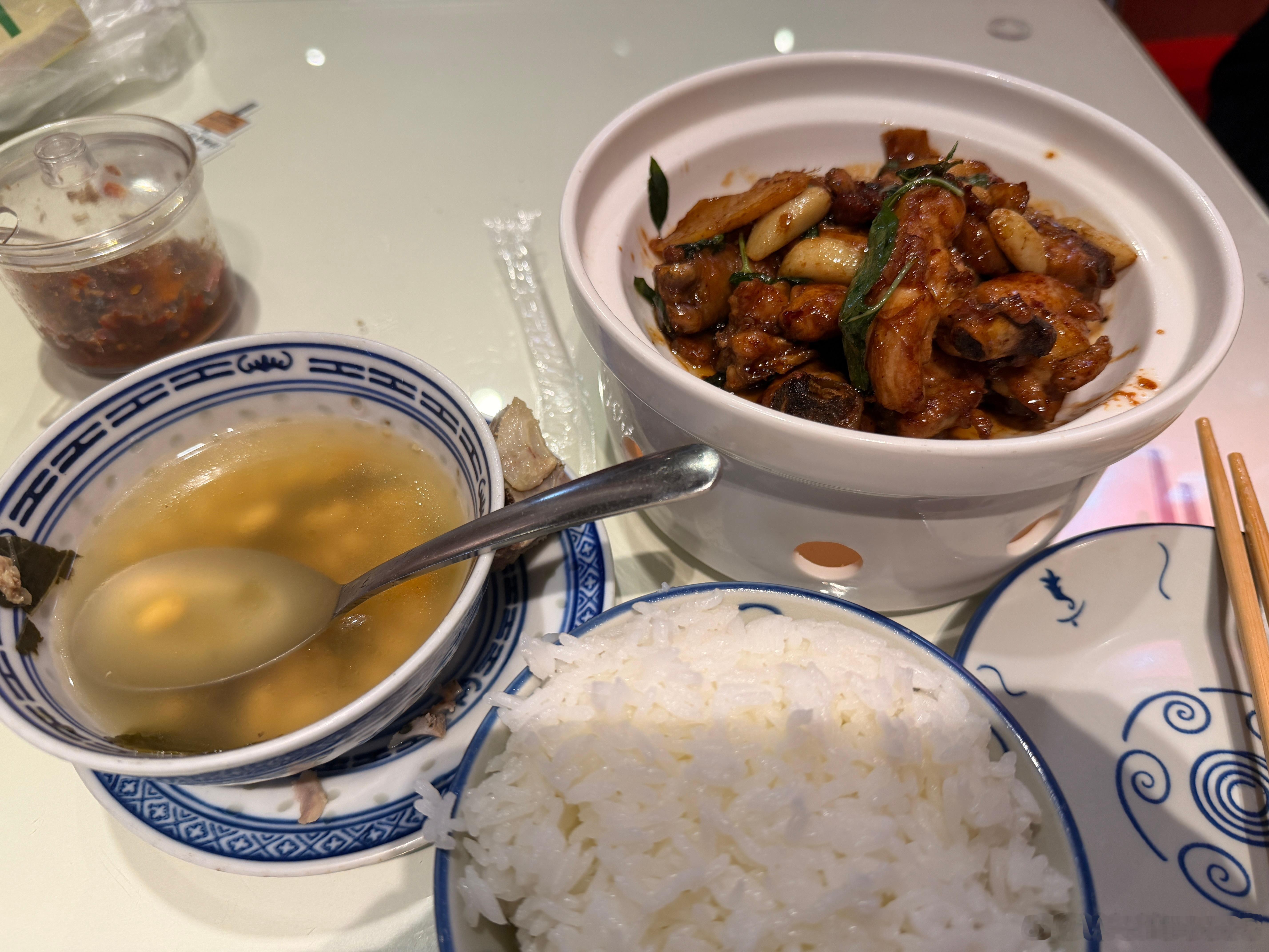 食用三杯鸡和靓汤 