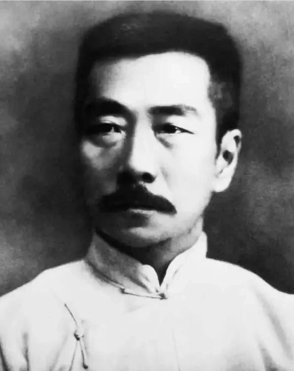 鲁迅正在开会，特务突然闯了进来问:谁是鲁迅？全场慌乱，唯独鲁迅神色平稳，淡淡的说