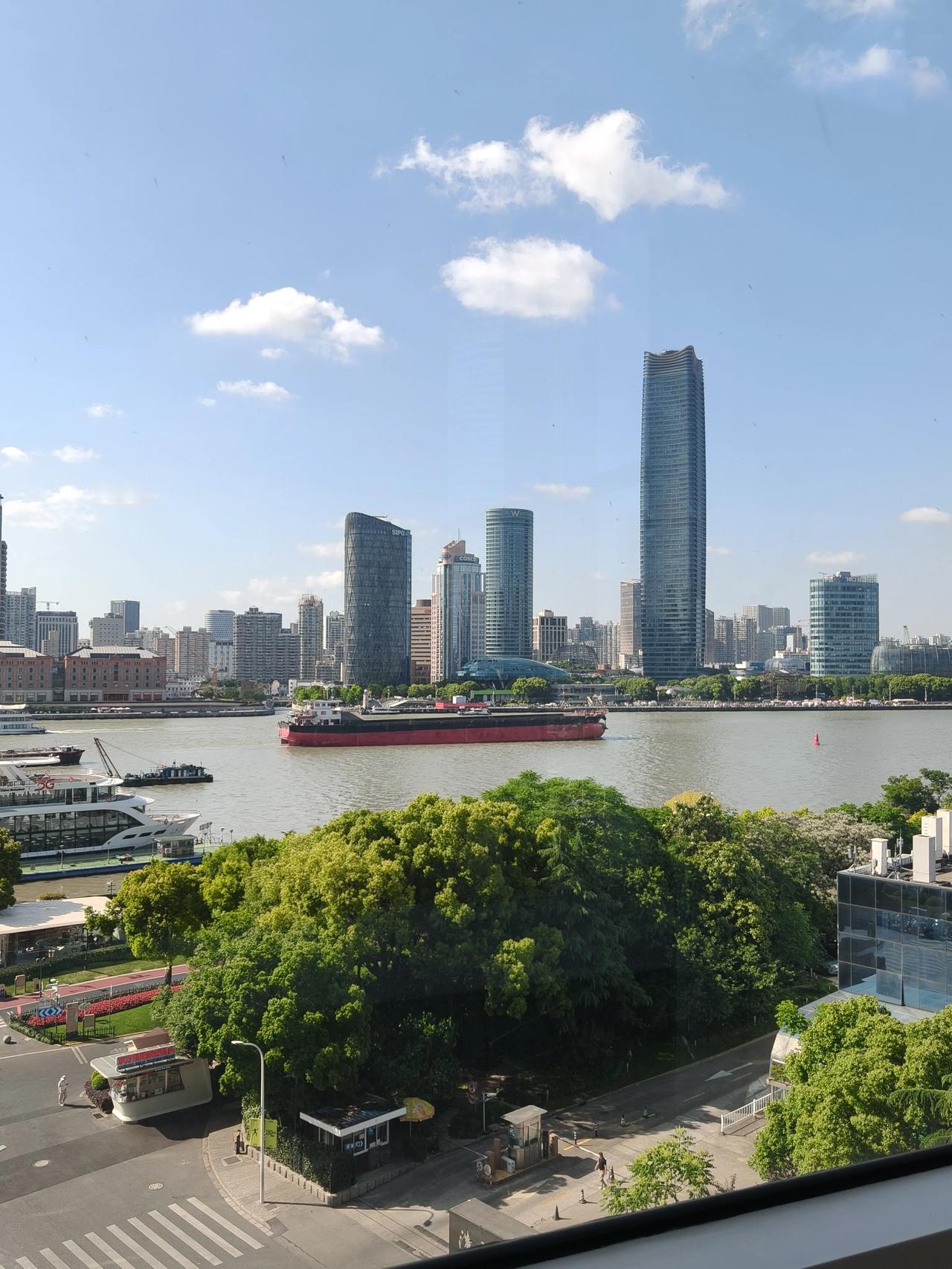 世间皆苦，唯有自渡，
凡事想开点，凡事看淡点，
让一切随缘，你便能活得洒脱又自在