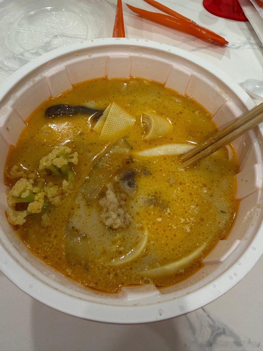 对不起，我有罪，大半夜去买麻辣烫，明天脸一定很肿，但是，我真的很想吃夜宵 美国·