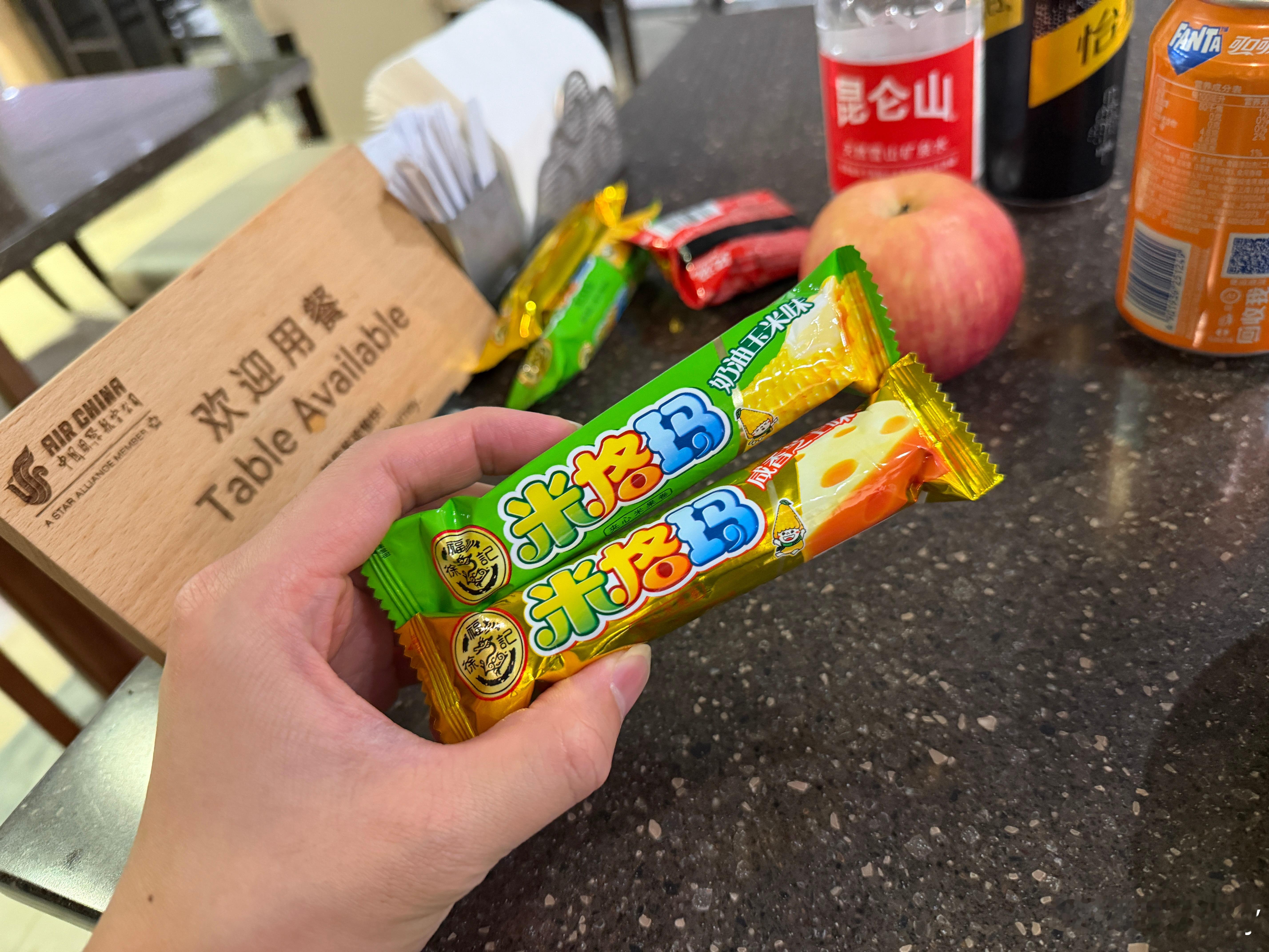 那当我拿出夹心米果卷！薯片什么的就可以不吃！爱吃薯片的人天塌了爱吃薯片的人天塌了