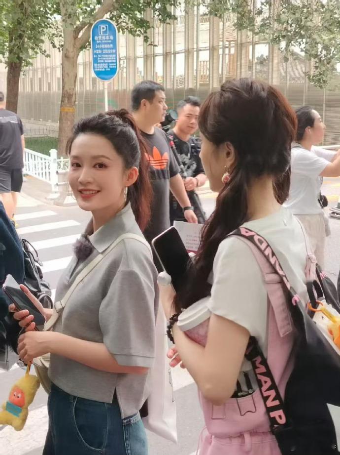 李沁花少7录制路透，高马尾的发型好美好元气啊！ ​​​