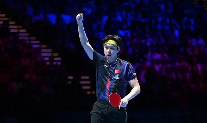 乒乓球世界杯男单半决赛，国乒独苗王楚钦4-1复仇卫冕冠军雨果·卡尔德拉诺，首次打