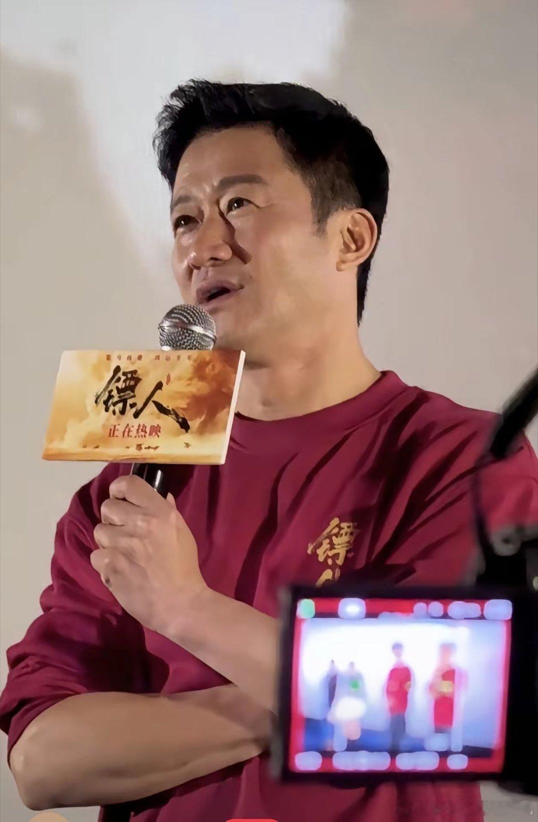 这次真的对吴京改观了，有人在飞机上偶遇他，他说没想到镖人有如今的成绩，原来抱的期