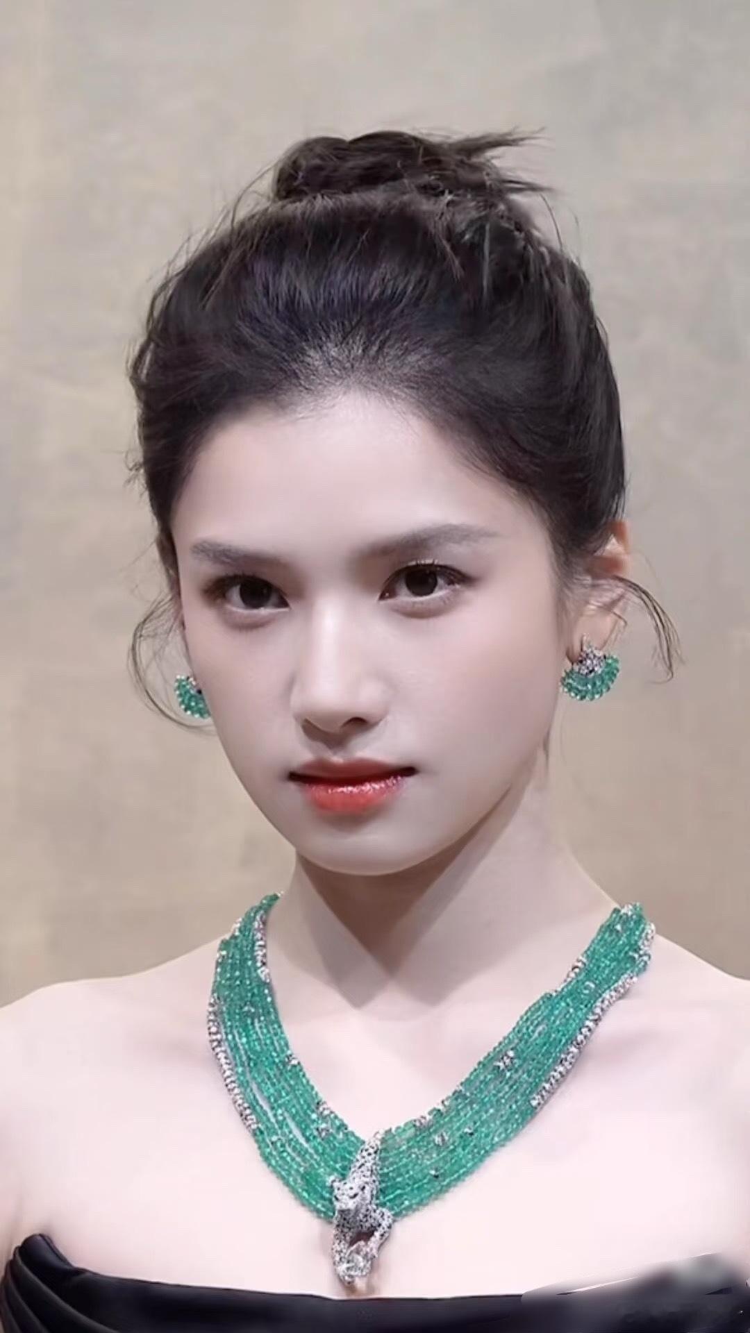 张婧仪祖母绿高珠  不得不说，能撑起祖母绿的女明星没几个，张婧仪这张脸这气质——