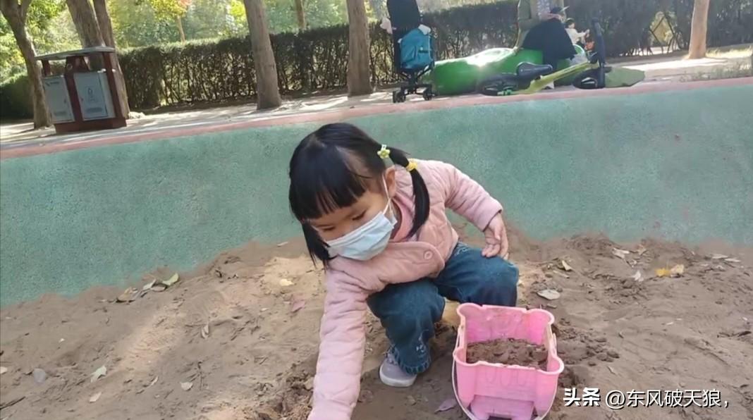 今天的天气非常的好，奶奶就没让孙女李小铁去幼儿园，她说李小铁在幼儿园的户外活动有