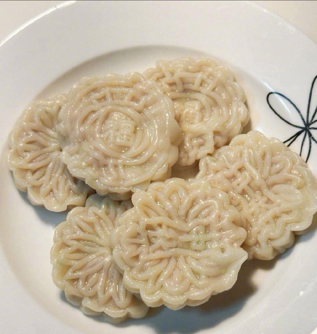 谁能告诉我
杨幂这月饼好吃吗？
头一次看到这种月饼
还真是新鲜呢
包着肉馅?饺子