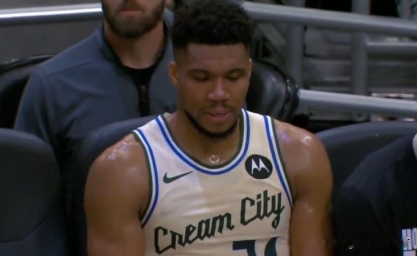 走吧字母哥！别再被一人一城绑架了！
这是发生在今天雄鹿对阵森林狼的比赛第四节，字