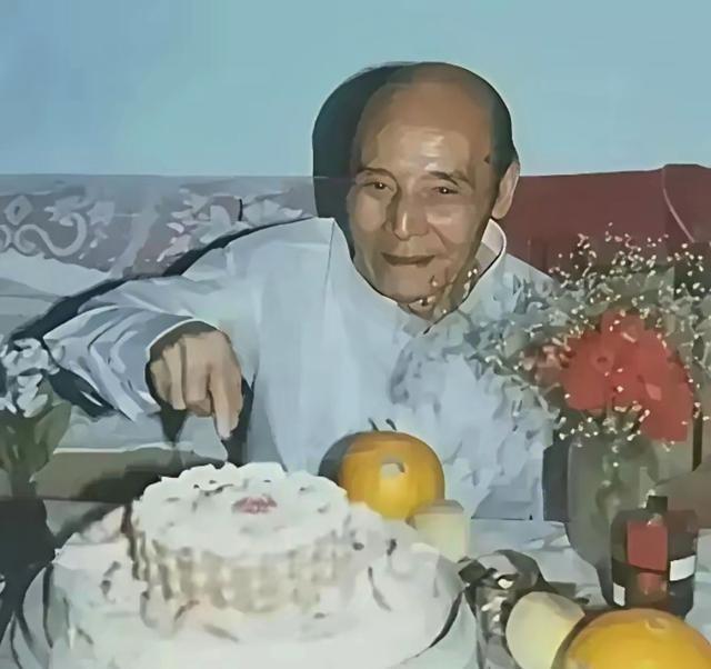 1954年北京惊魂一刻！上海功臣胡均鹤赴京参会，进门直接被铐，蒙冤28年终平反