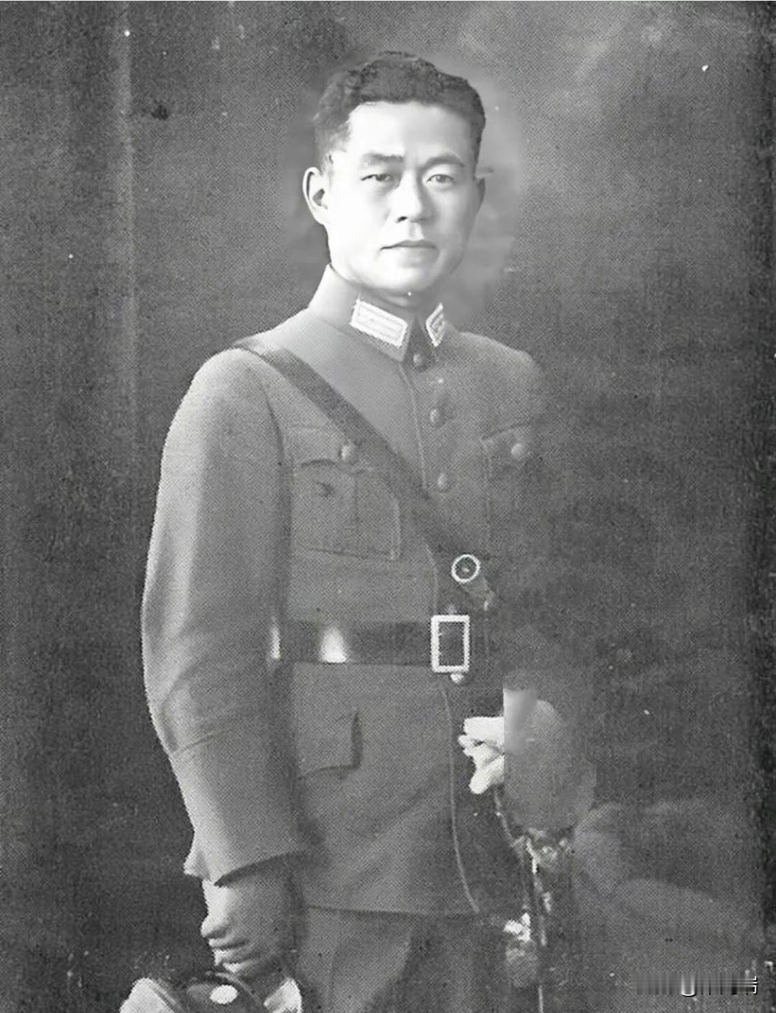 邱清泉，原名青钱，字雨庵，浙江永嘉人，黄埔军校第二期工兵科毕业，国民革命军陆军中