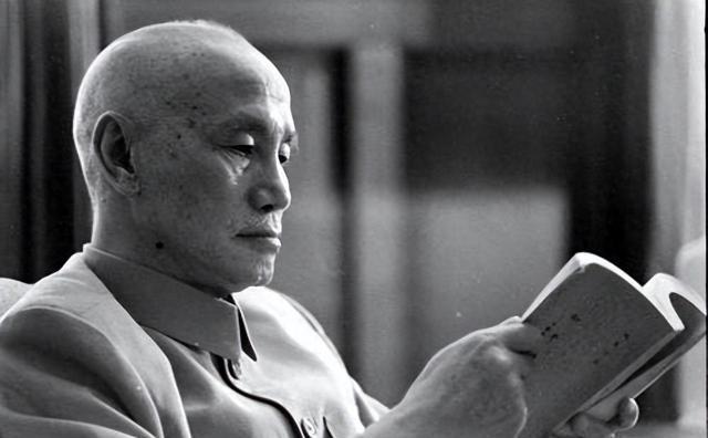 毛主席评价蒋介石：他手下有三大悍将，重用一位都不会败得这么惨

1948年深夜，