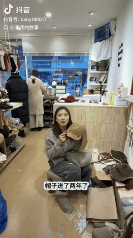 一女子开了一家帽子店，生意挺不错，但是有一顶帽子2年都没卖出去，没想到当她戴上敬