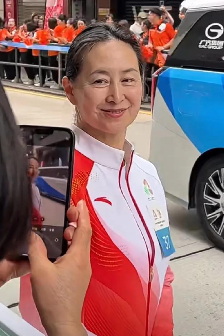 何超琼正常优雅的老去，连眼角纹，眼袋，都是透露着岁月的痕迹。
虽然尽显老态，依然