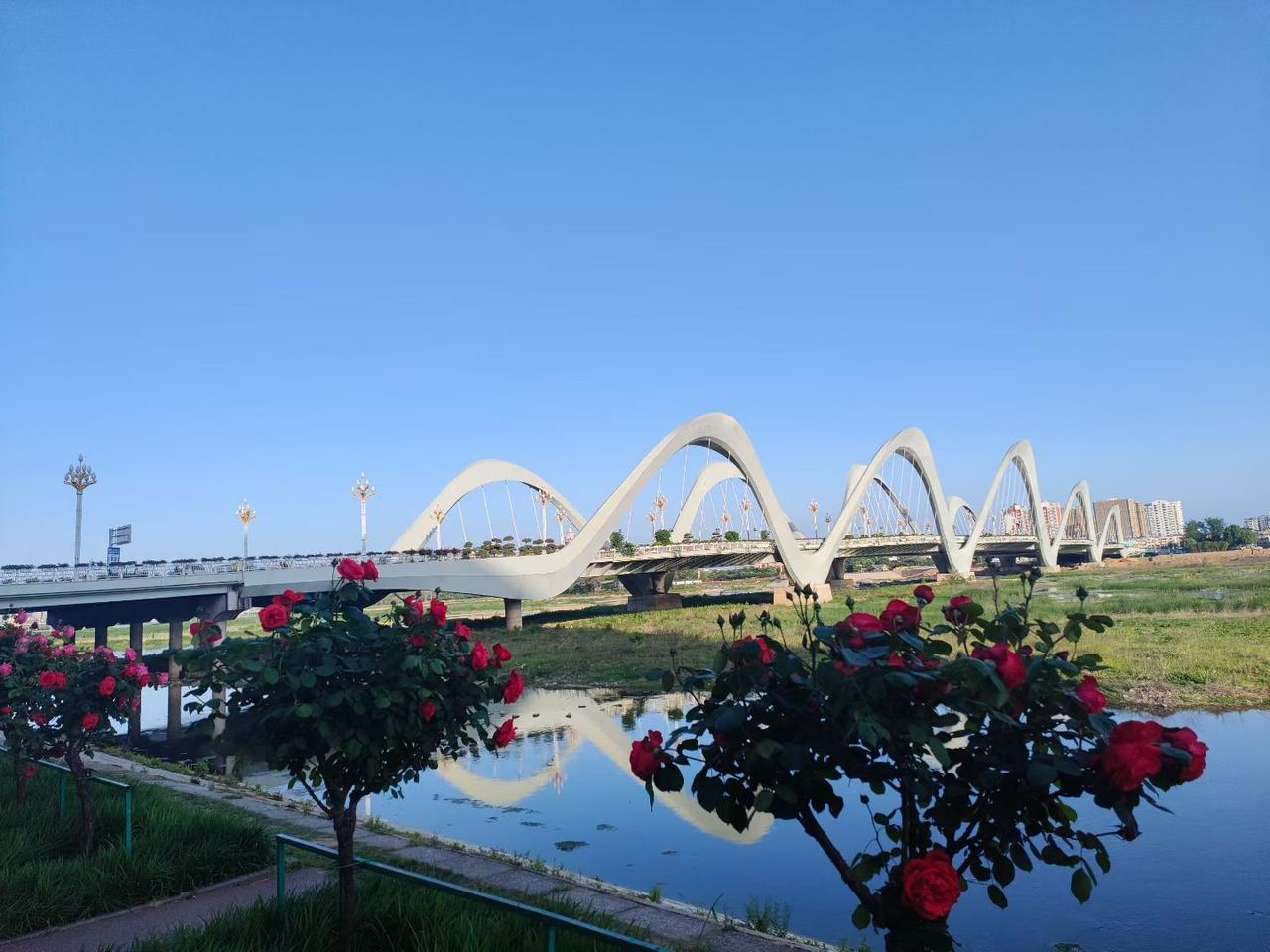 一城一桥，一半烟火，一半诗意。