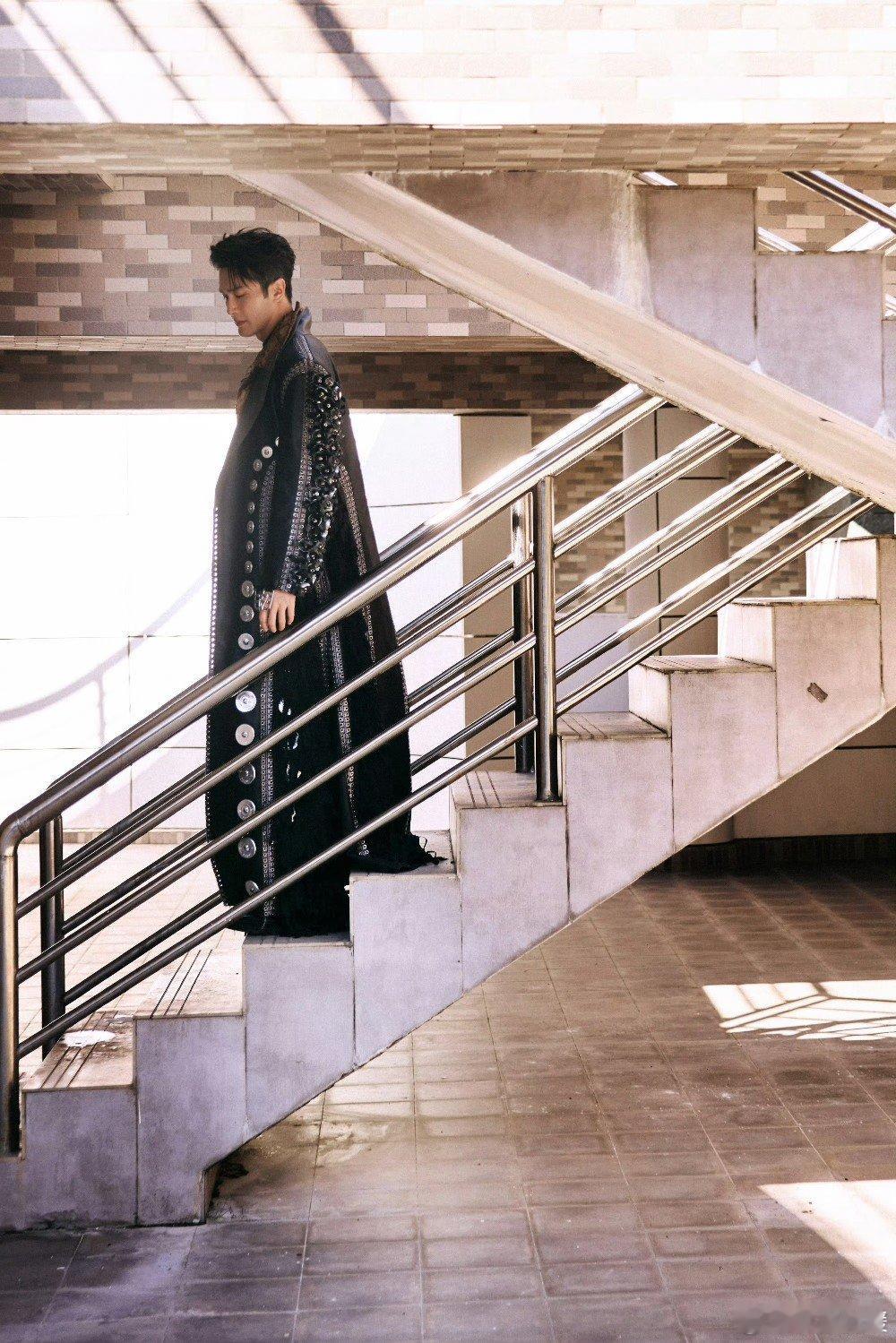 高伟光皮衣上的铆钉有二十多斤重 高伟光穿着二十多斤铆钉皮衣亮相星光大赏，时尚感简