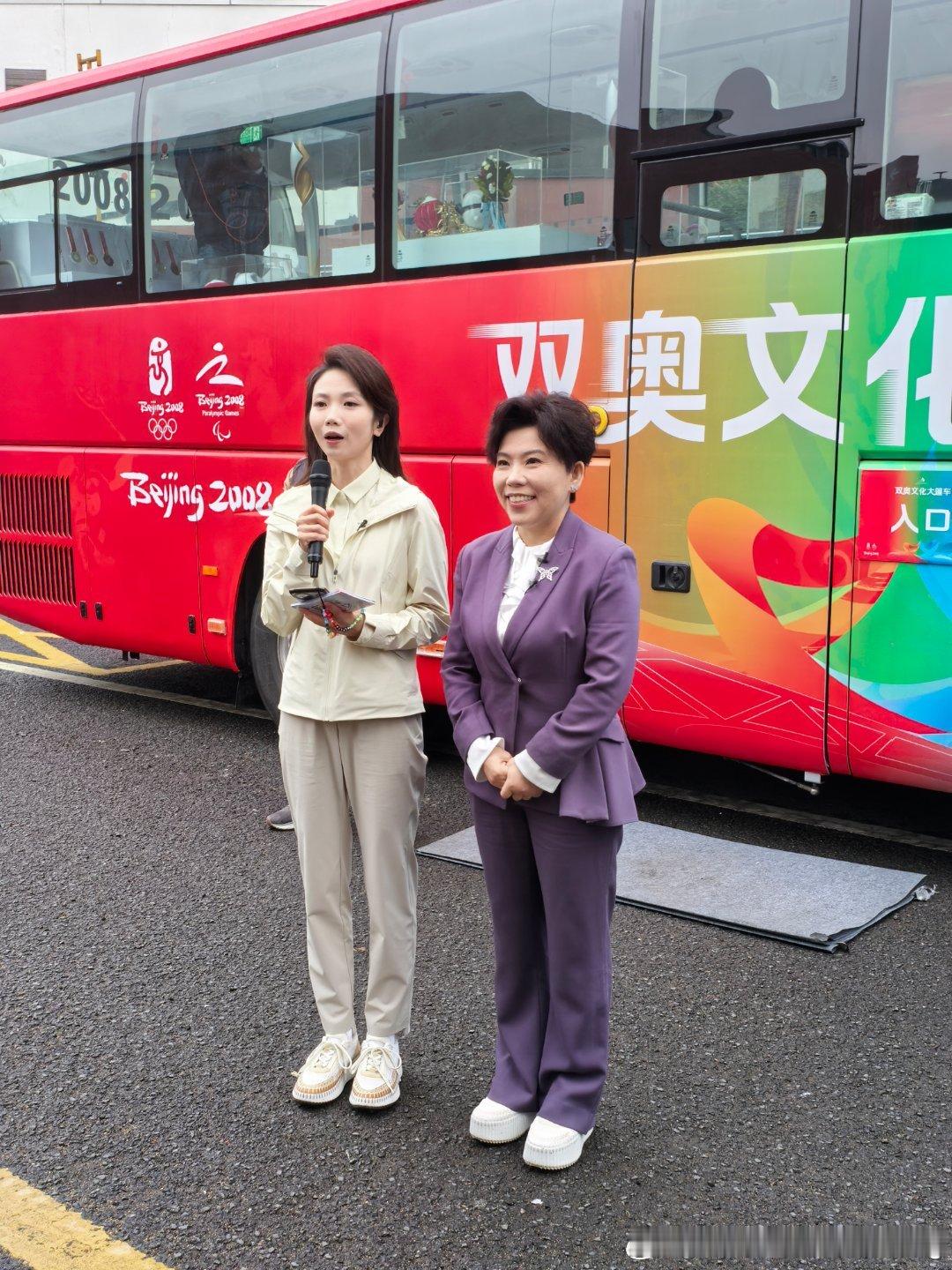 北京半马领物现场，偶遇邓老师，笑容满面，好亲切…带着号码布已经在出差路上了 北京