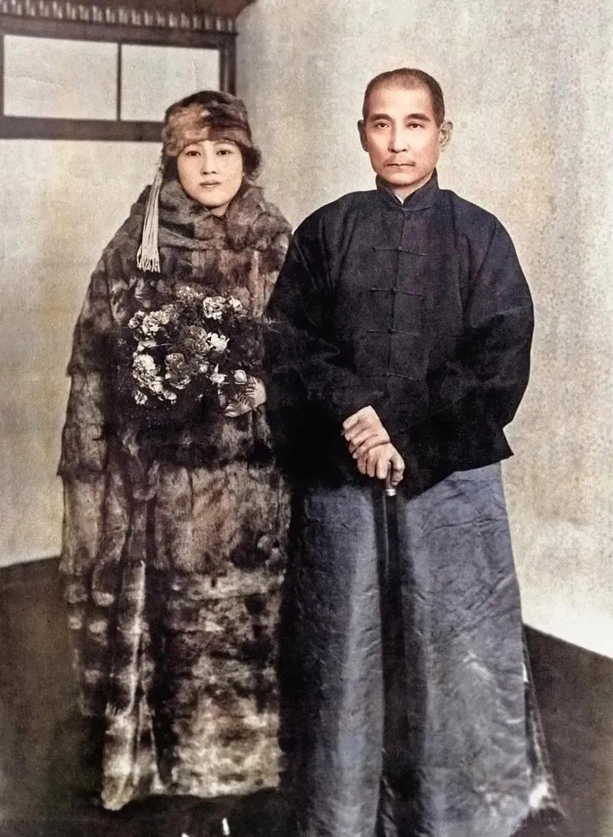 这是年轻时的宋庆龄先生，与丈夫孙中山先生的一张珍贵合影。

中山先生和宋二小姐，