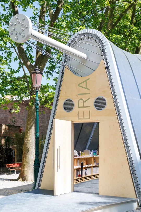 威尼斯建筑双年展｜零重量书店，架在空气中