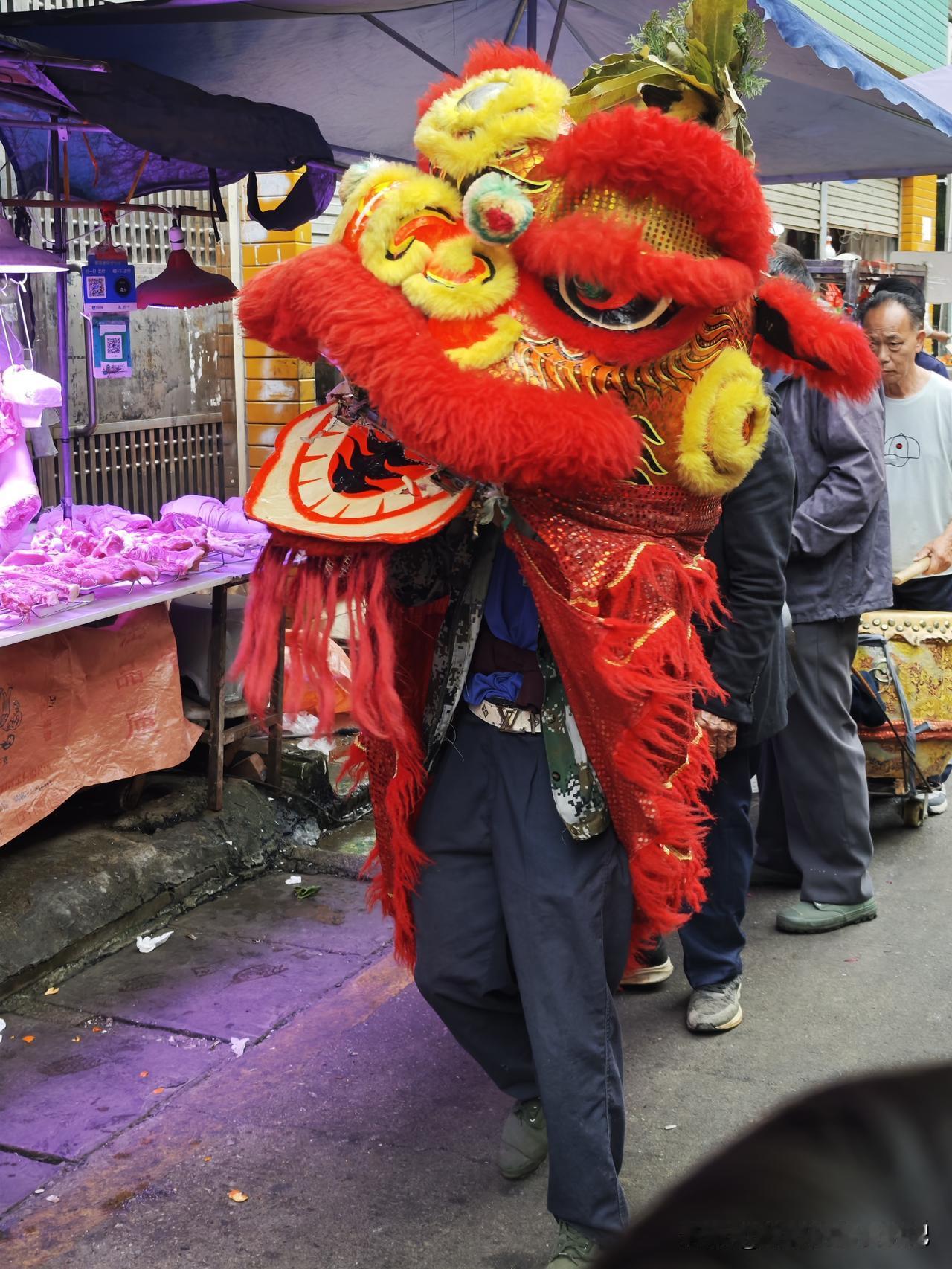 天南地北大拜年蛮热闹哦，在梧州下高速吃个午饭，看到餐厅旁的市场，有几个老人在进行