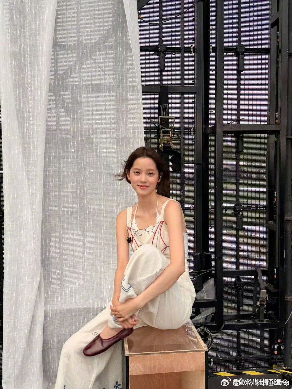 欧阳娜娜欧阳娜娜给粉丝现场打电话欧阳娜娜演唱会现场给粉丝打电话 🎪𝙽𝚊𝚗