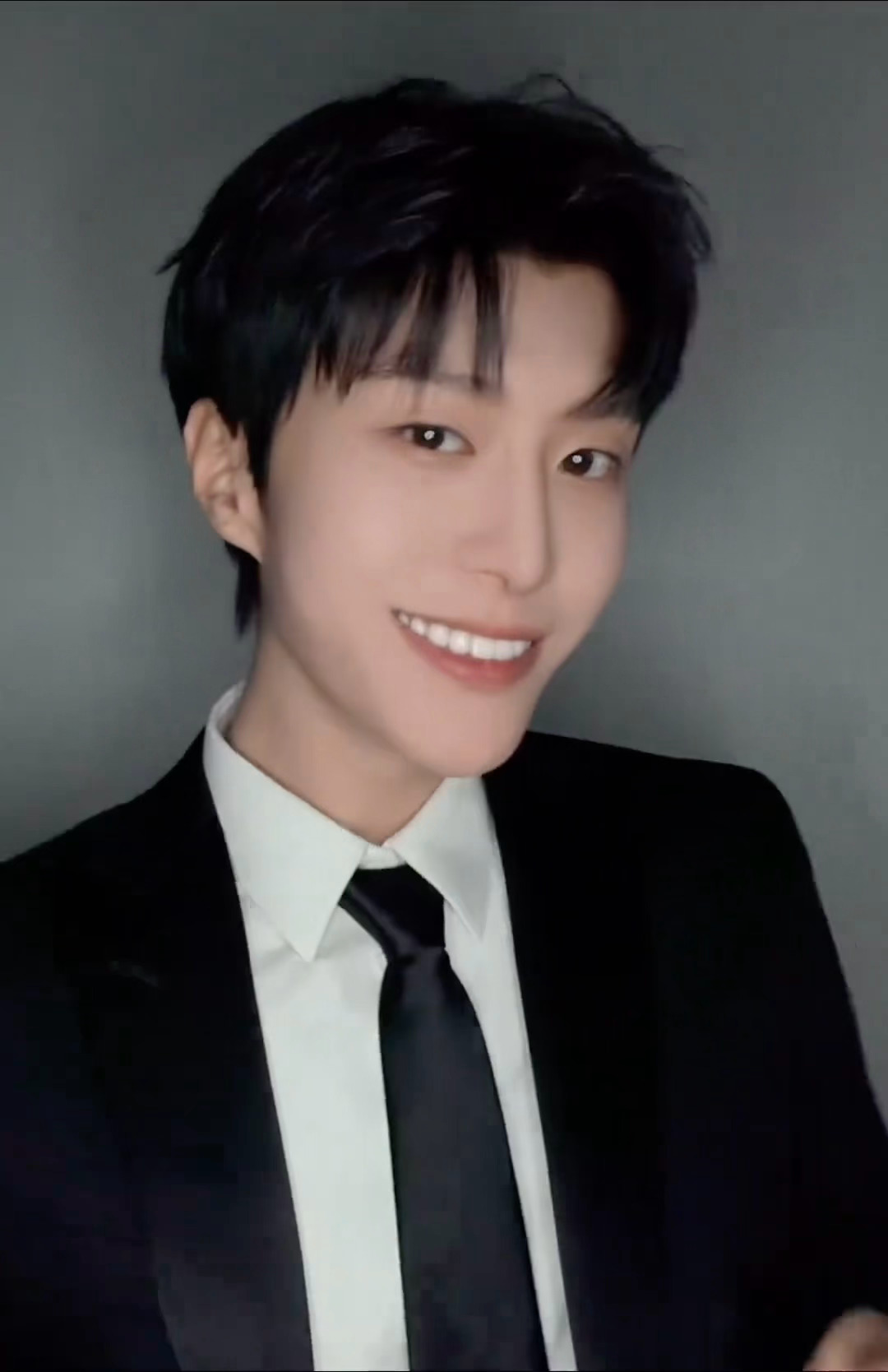 范丞丞wave的时候就不要笑了范丞丞小黑屋穿西装跳gameboy