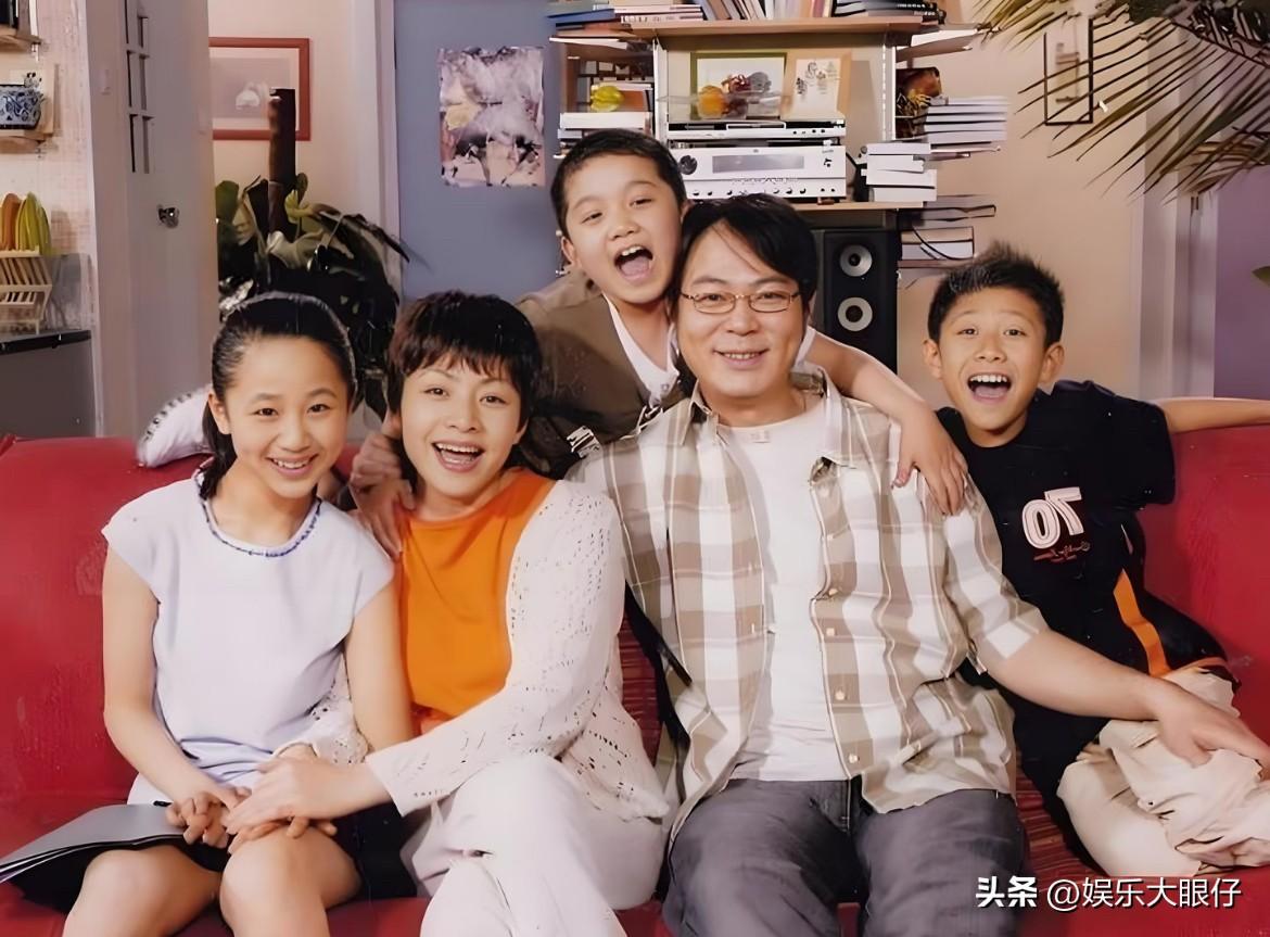 才知道《家有儿女》的重组家庭是导演和编剧为了能顺利播出而改过的人设，那个时候是计