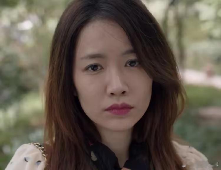 电视剧我是刑警  李春媛在《我是刑警》中饰演的蒋美珍一角，她的美丽、气质和演技都