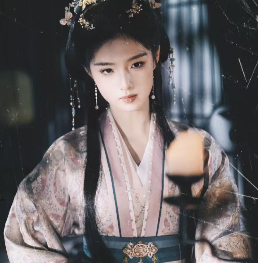 艾米这发带神来之笔一条发带盘活整段氛围感！艾米清冷干净的少年气质，搭配迎风飘动的