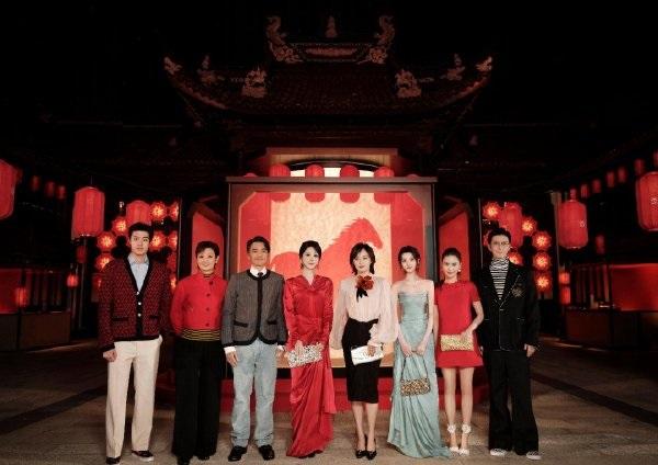 最近何超莲和窦骁还有徐帆一起出席时尚活动，几位搭配的都很有时尚风度，带给人眼前一