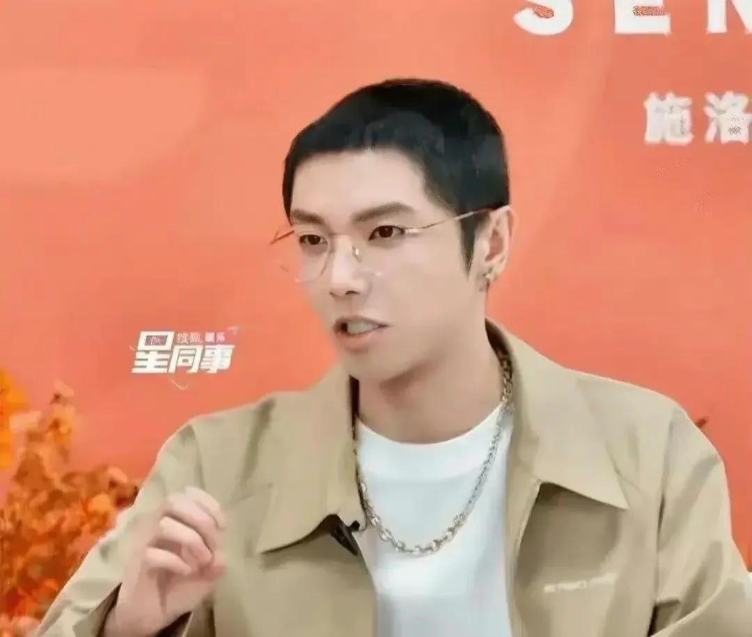 看惯了华晨宇五彩斑斓的头发，乍看他的平头，小脑都萎缩了，也就理解了他为啥喜欢染五