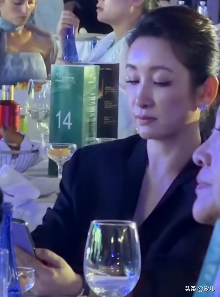 都说秦海璐在看霸总小说


秦海璐看什么呢
那么严肃专注
说她在看霸总小说
秦海